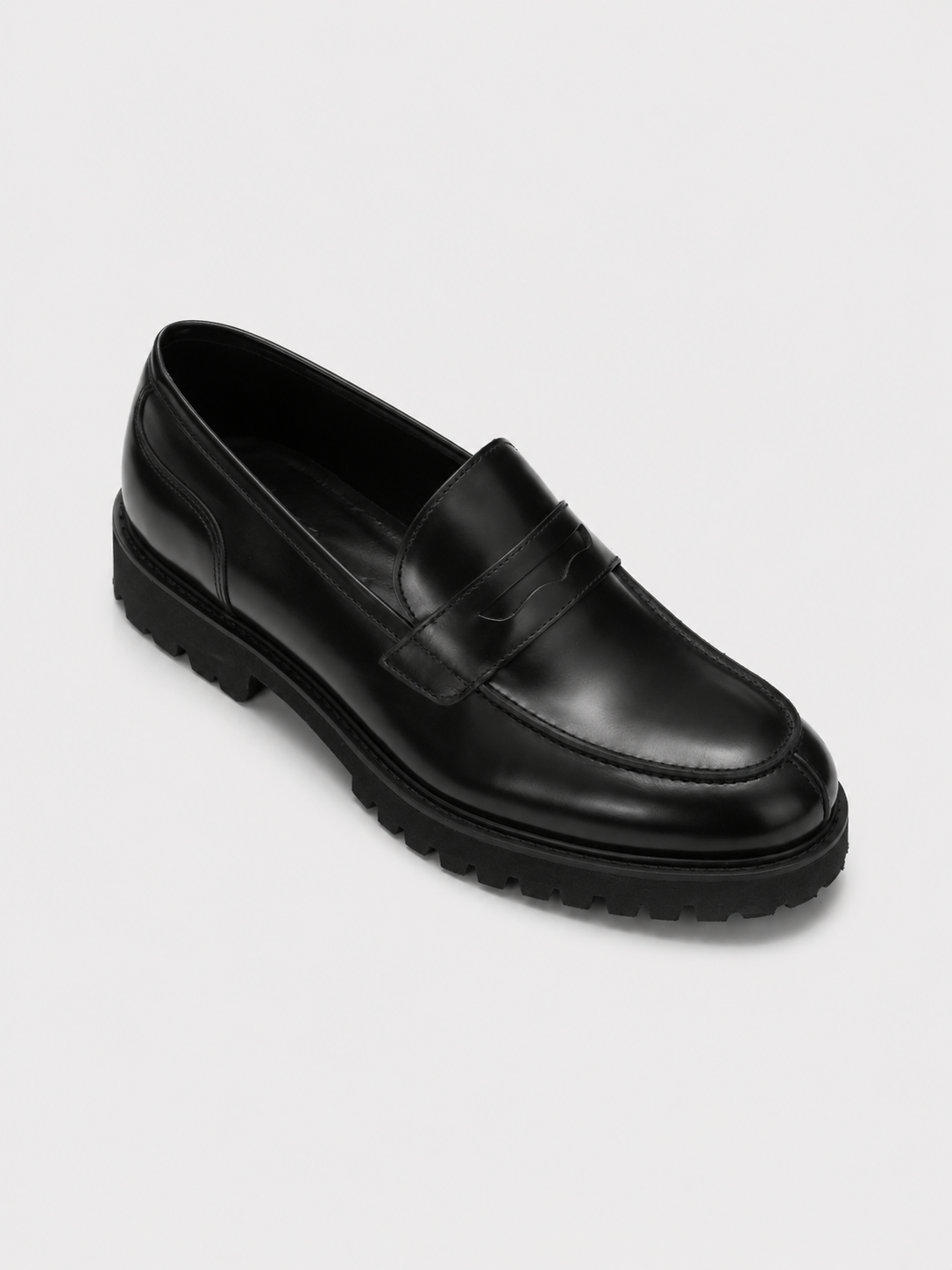 Mocasín de vestir negro con plataforma