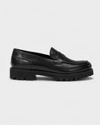 Mocasín de vestir negro con plataforma