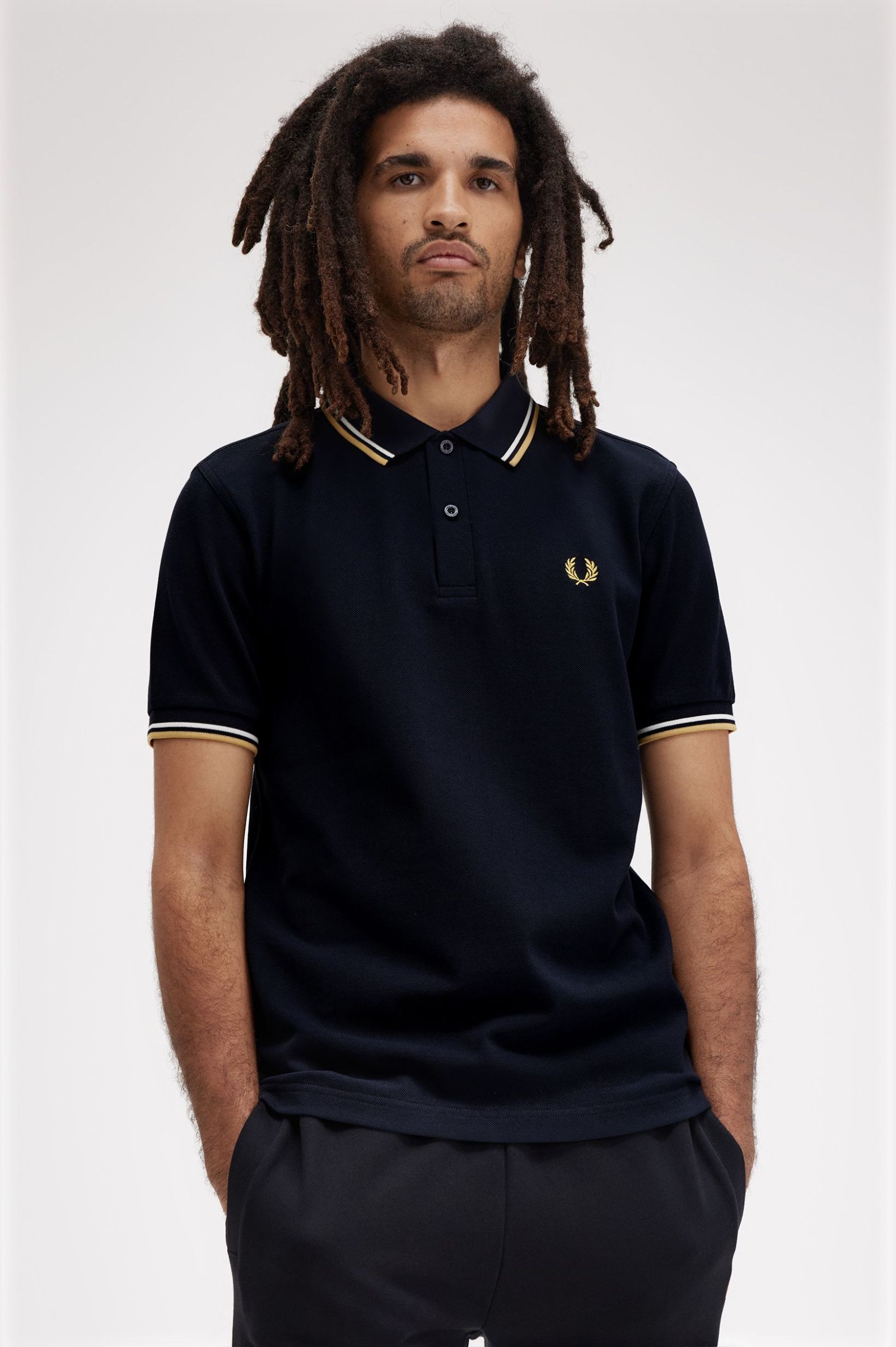 Polo de algodón doble banda negro dorado Fred Perry