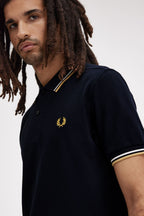 Polo de algodón doble banda negro dorado Fred Perry