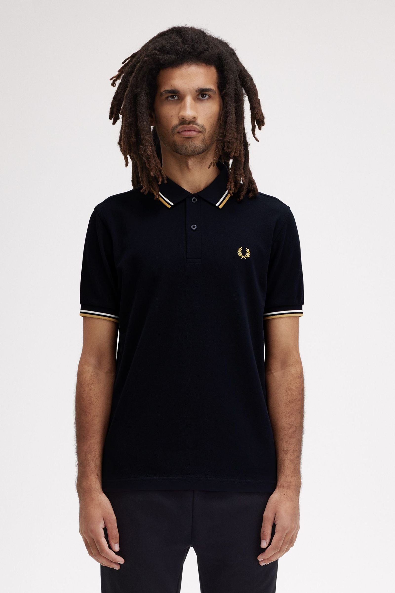Polo de algodón doble banda negro dorado Fred Perry