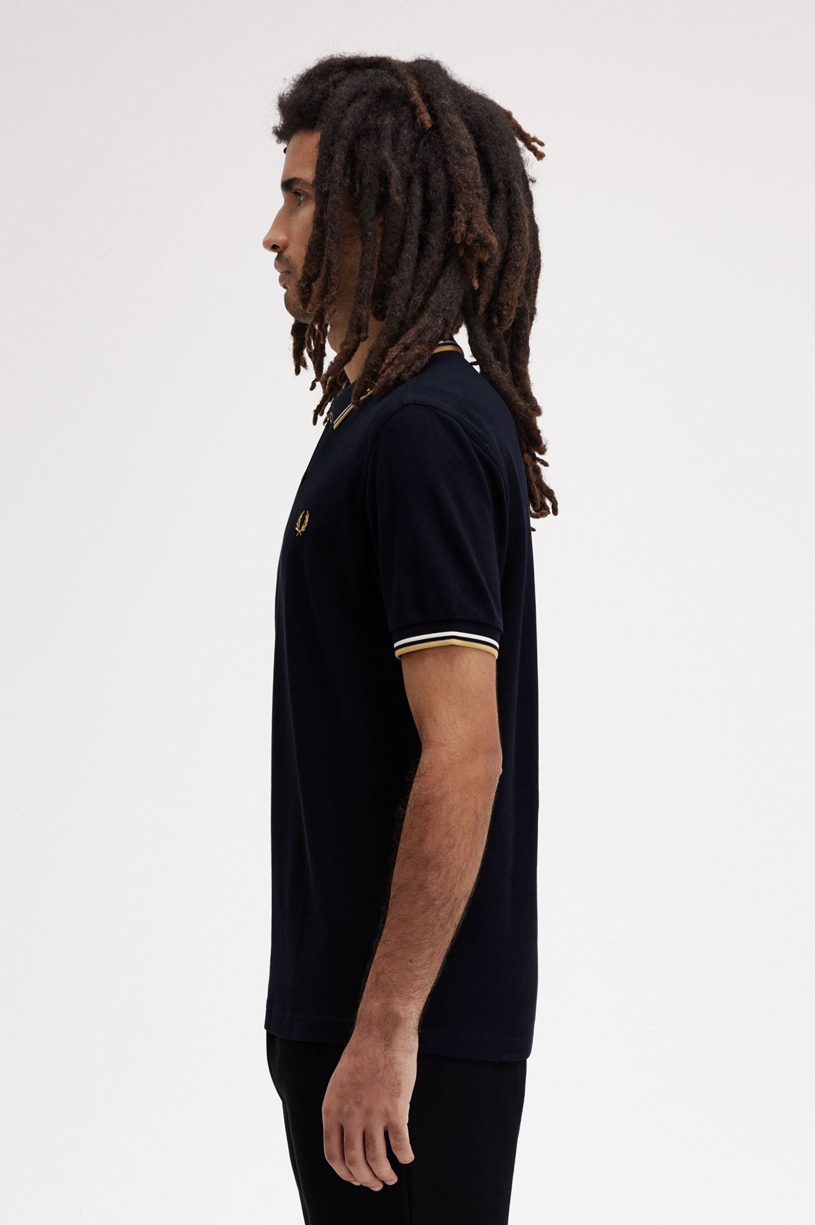 Polo de algodón doble banda negro dorado Fred Perry