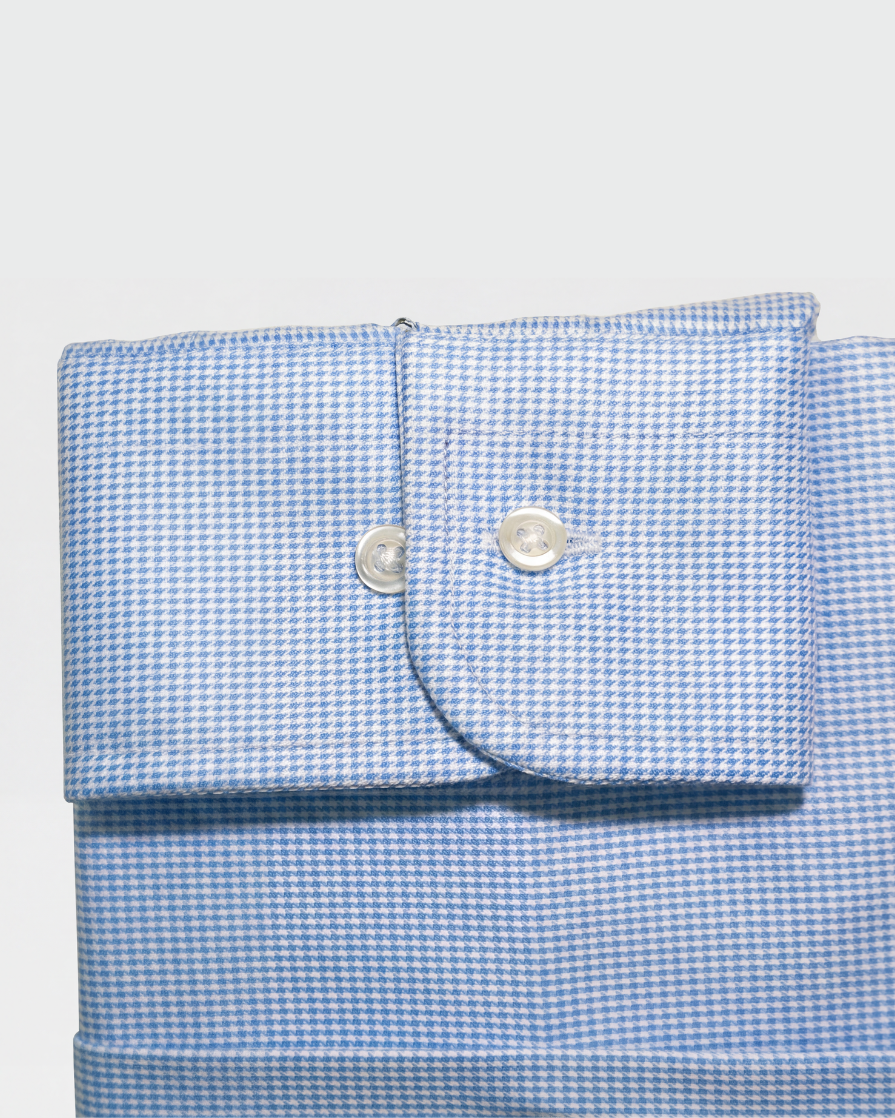detalle puño camisa cuadros azul claro algodón acabado botones