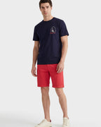 camiseta azul gant combinada con pantalón rojo look casual verano hombre