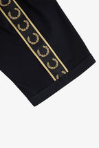 detalle cinta deportiva en manga camiseta fred perry diseño deportivo