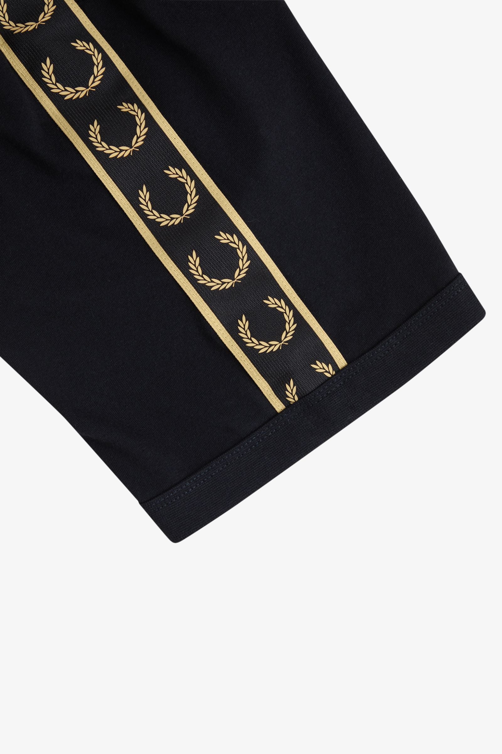 detalle cinta deportiva en manga camiseta fred perry diseño deportivo