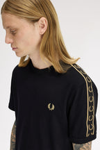 detalle manga y logo camiseta fred perry cinta deportiva bordado laurel