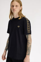 detalle frontal camiseta fred perry cuello ringer algodón acabado premium
