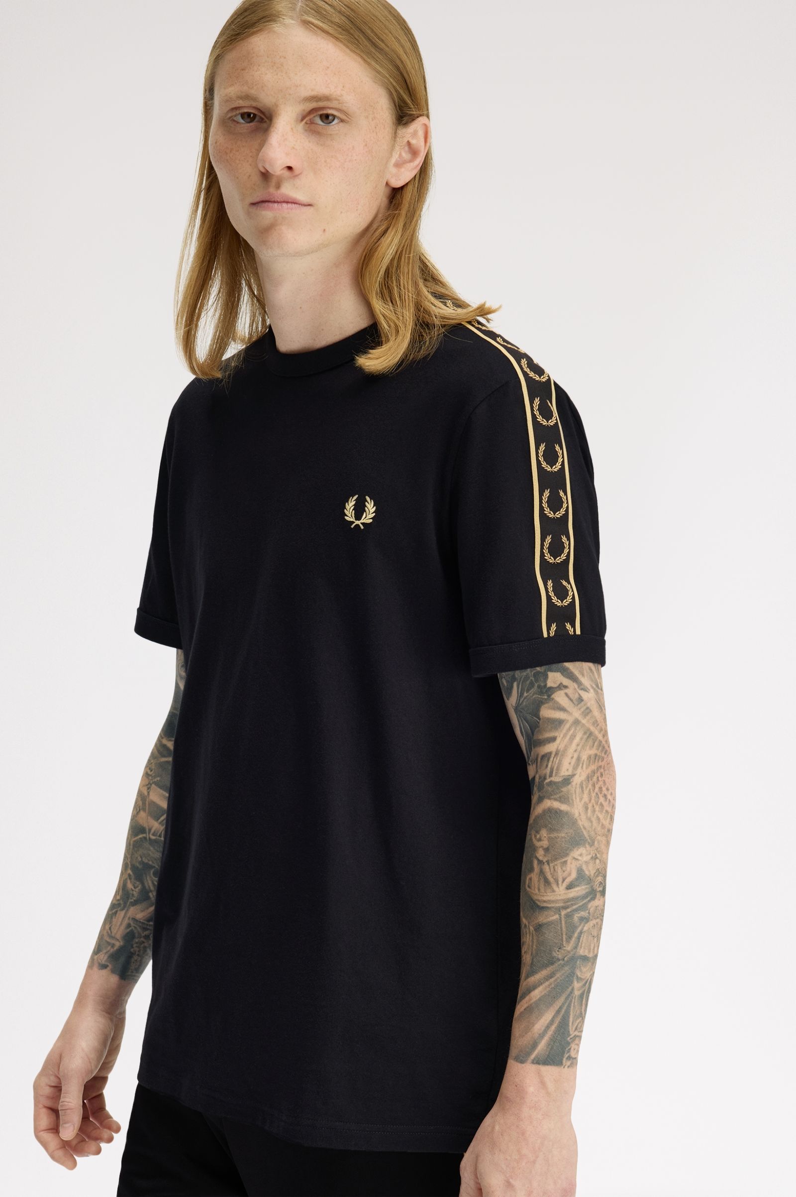 detalle frontal camiseta fred perry cuello ringer algodón acabado premium
