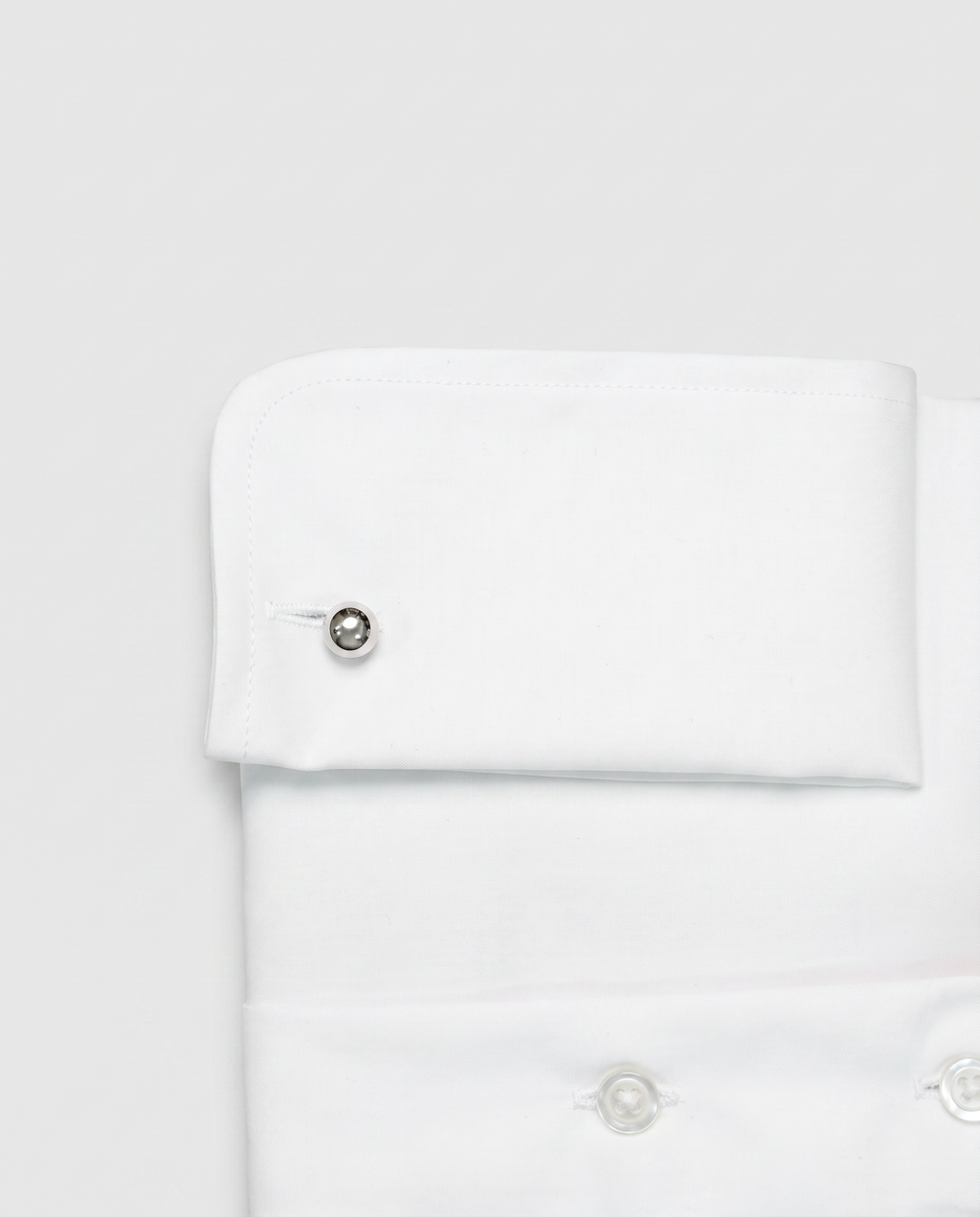 Camisa de algodón blanca lisa botón perlado