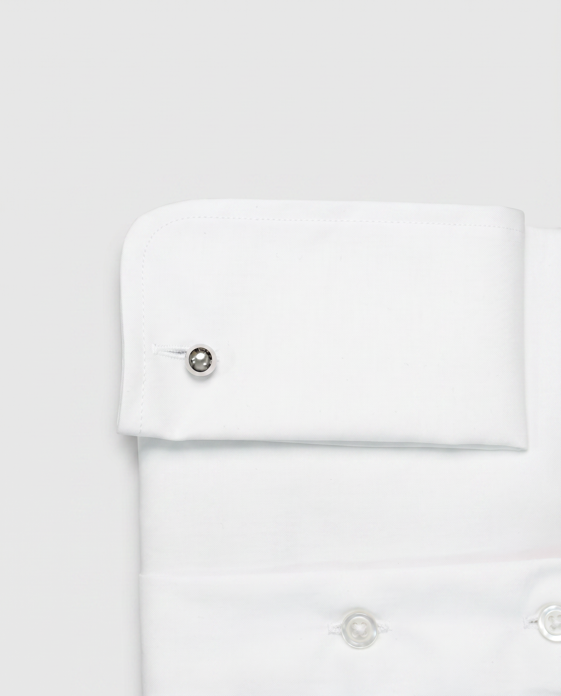 Camisa de algodón blanca lisa botón perlado