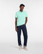 polo agua marina harmont blaine combinado con jeans look casual elegante hombre
