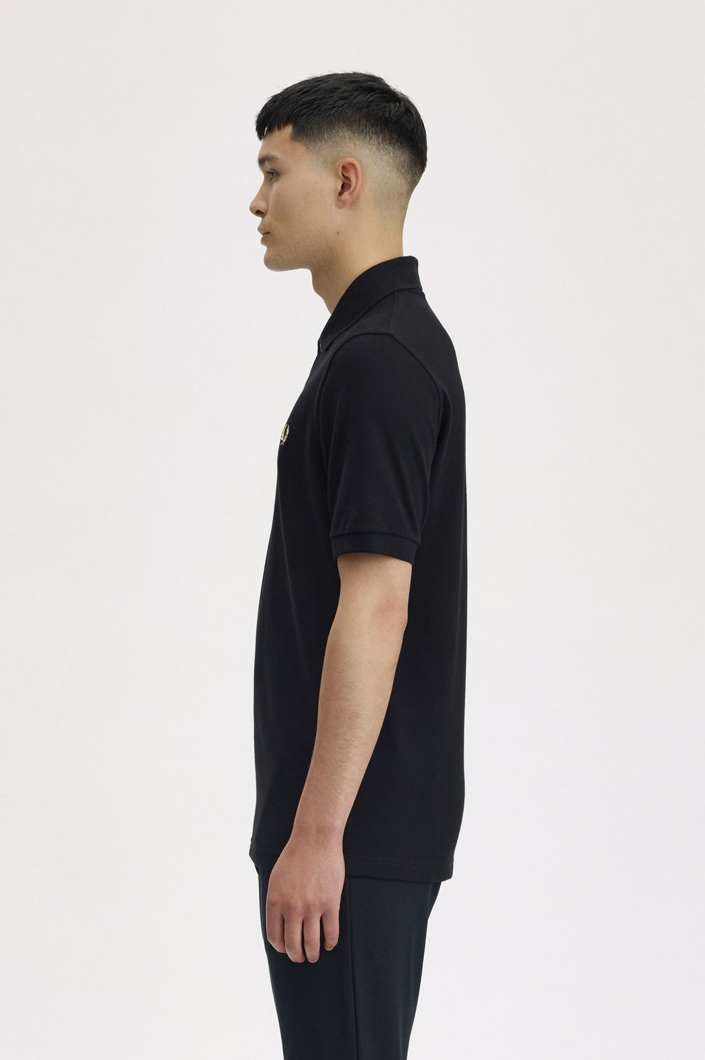 polo negro fred perry hombre vista lateral ajuste moderno algodón