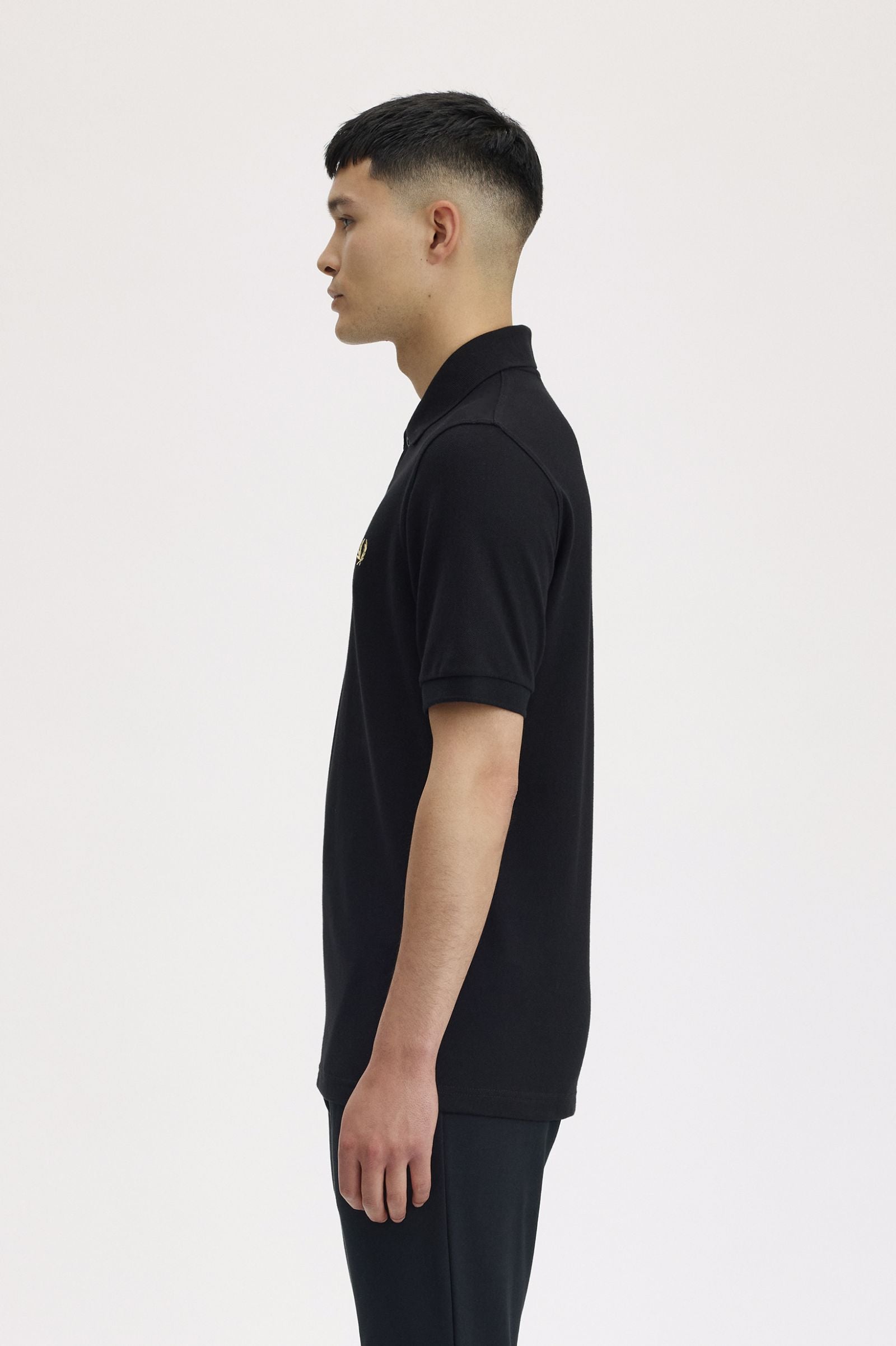polo negro fred perry hombre vista lateral ajuste moderno algodón