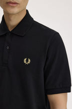 detalle logo laurel fred perry bordado en polo negro algodón