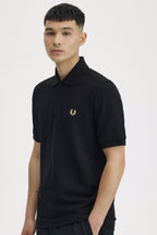 detalle frontal polo negro fred perry algodón cuello botones acabado premium
