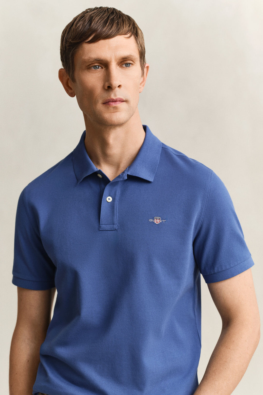 polo azul gant hombre vista frontal completa estilo casual elegante