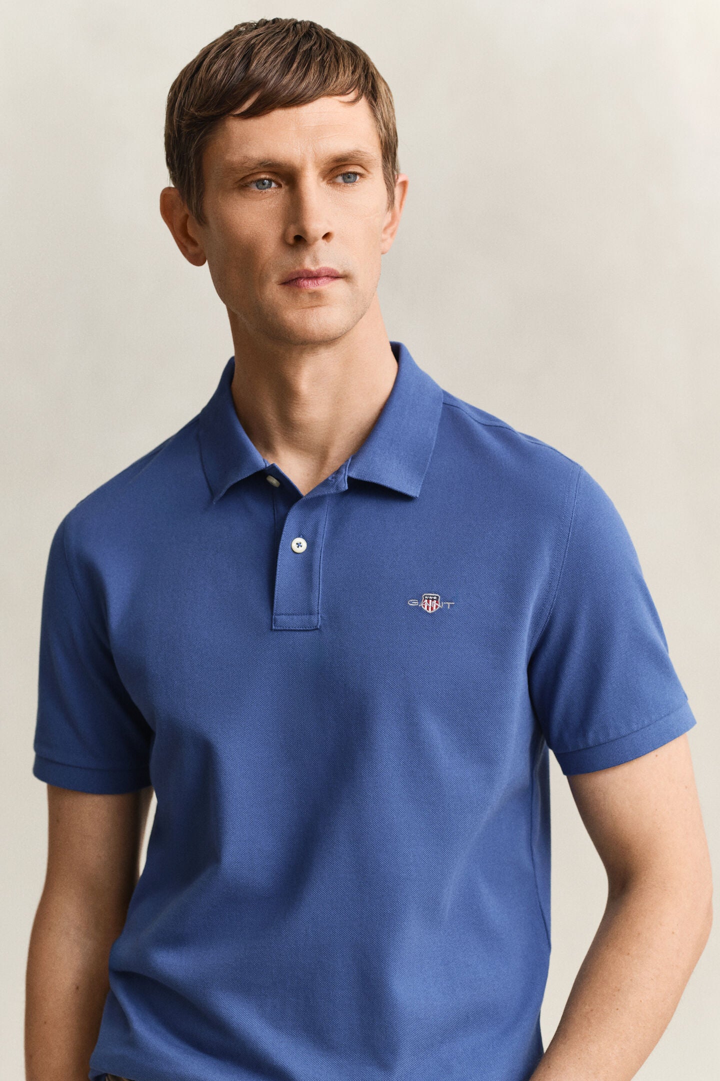 polo azul gant hombre vista frontal completa estilo casual elegante