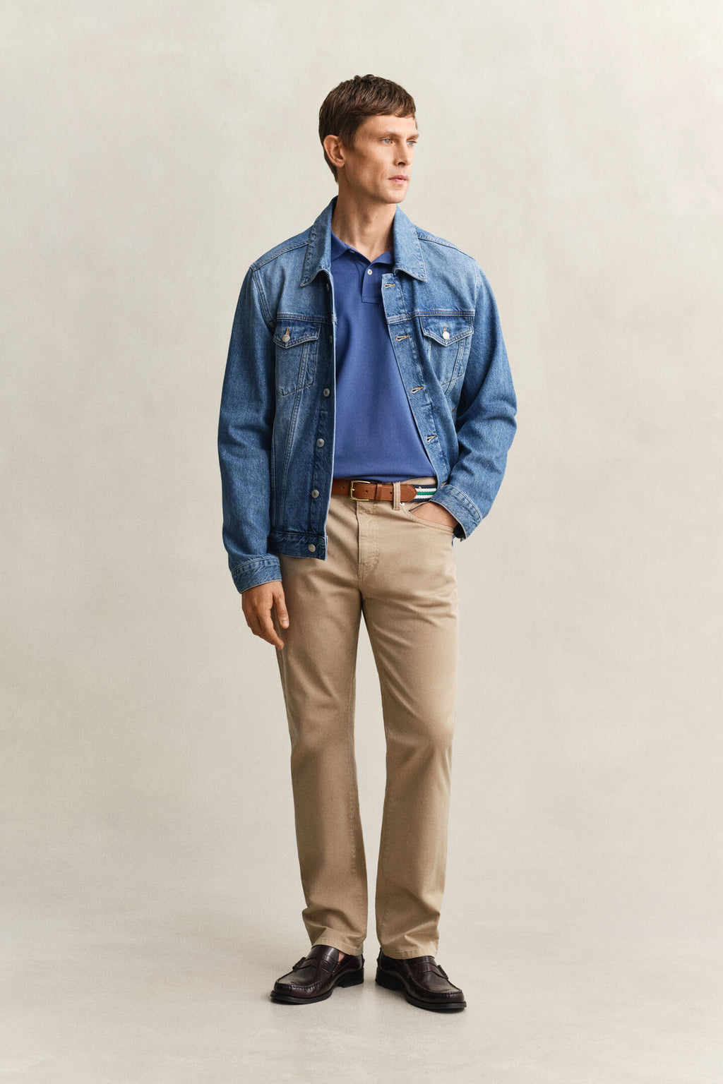 polo azul gant combinado con pantalón chino beige look elegante informal hombre