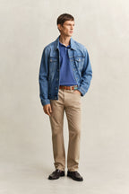 polo azul gant combinado con pantalón chino beige look elegante informal hombre