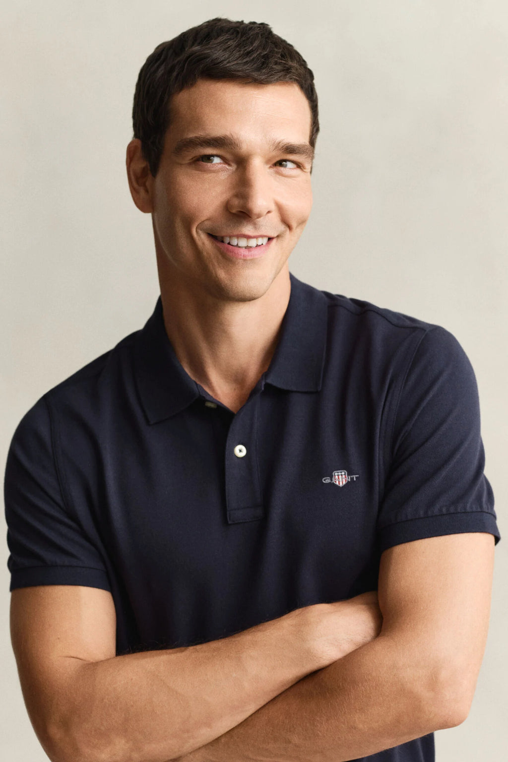 polo azul marino gant combinado con jeans look casual elegante hombre