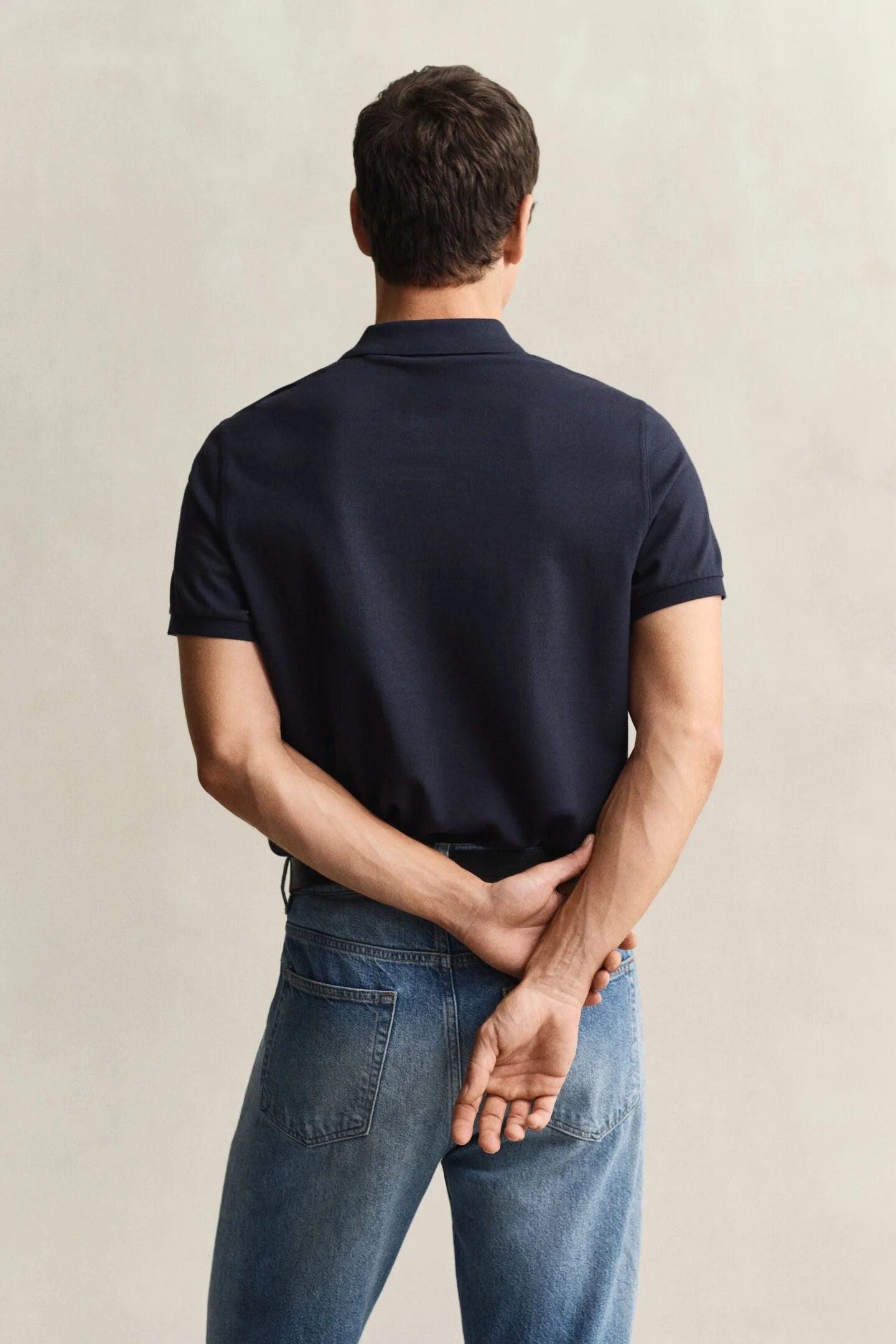 polo azul marino gant hombre vista trasera algodón corte cómodo