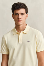 detalle logo gant bordado en polo beige algodón