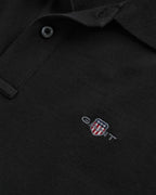 detalle logo gant bordado en polo negro algodón
