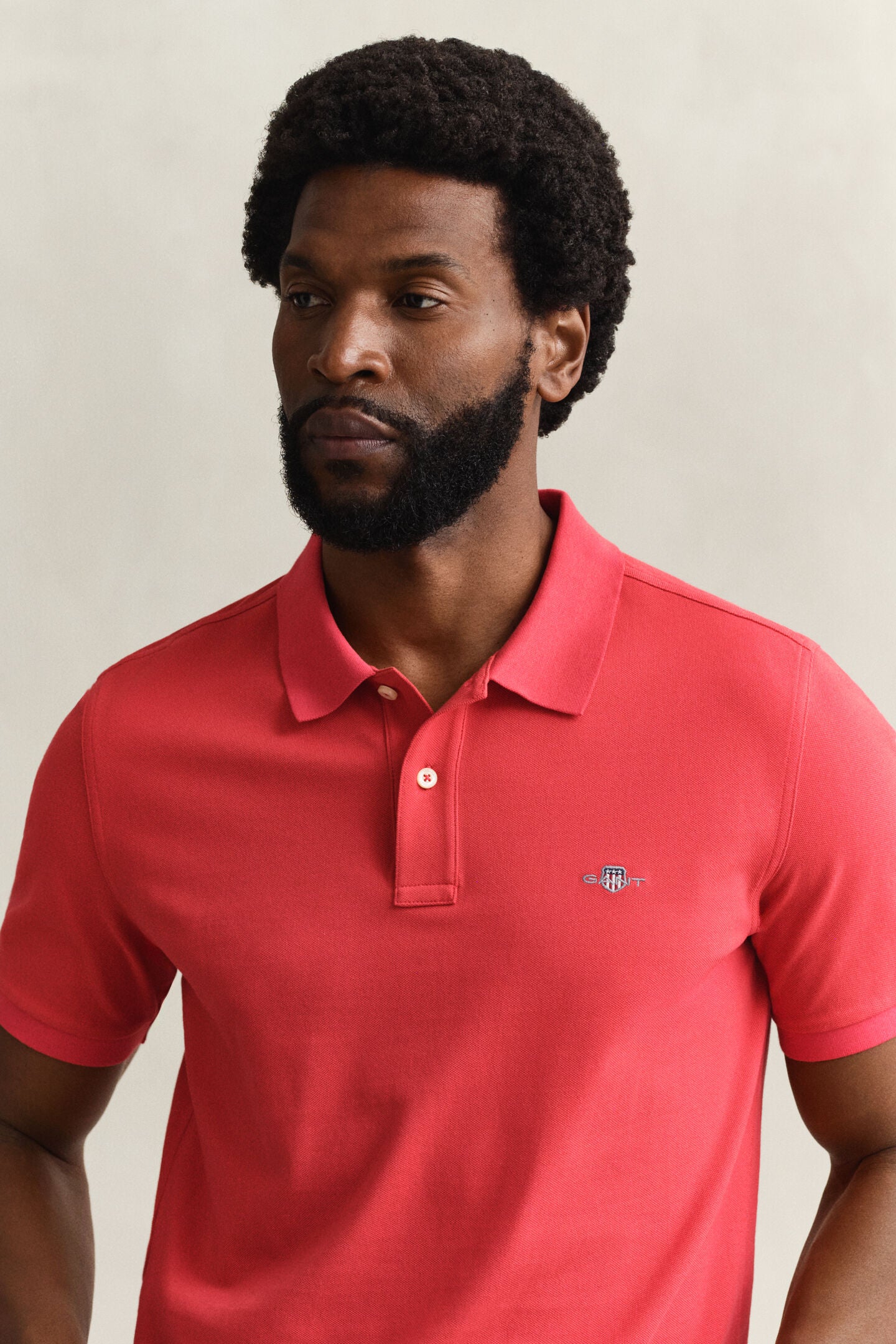 detalle logo gant bordado en polo rojo algodón